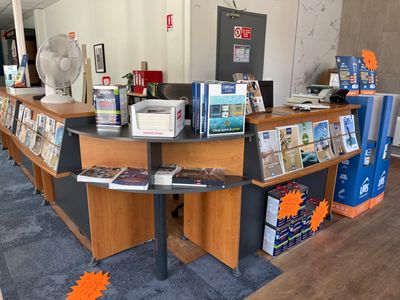 beaucoup de livres sur les étagères du magasin