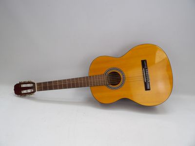 une image représentant une guitare posée sur une surface blanche