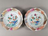 paire d'assiettes chinoises ornées de motifs de fleurs et d'oiseaux
