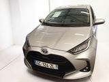 une Toyota Yaris argentée garée dans une pièce blanche