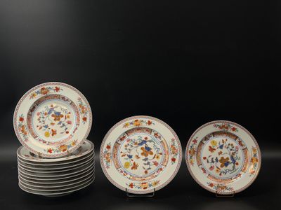 plusieurs assiettes sont empilées les unes sur les autres sur une surface noire