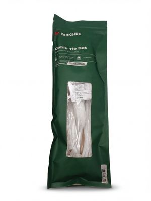 un gros plan sur un sachet de cure-dents sur fond blanc