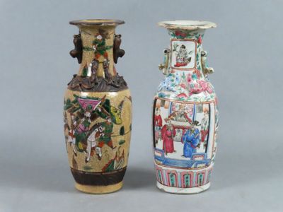 deux vases posés côte à côte sur une surface grise