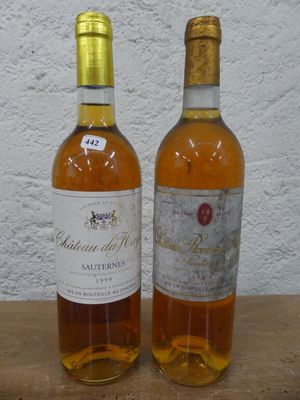 deux bouteilles de vin posées sur une table l'une à côté de l'autre