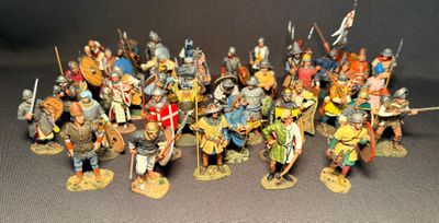 un grand nombre de figurines sur une table