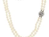 un collier de perles blanches avec un fermoir en argent