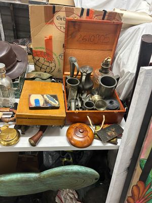 une table sur laquelle sont posés de nombreux objets, dans une pièce