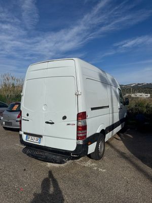 une camionnette blanche garée dans un parking