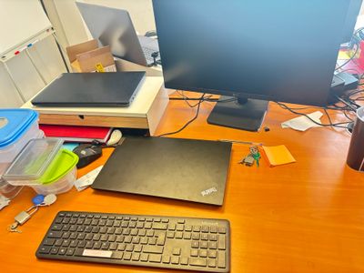 un bureau sur lequel se trouvent un ordinateur, un clavier, une souris et d'autres objets