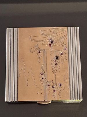 une photo d'un livre orné d'un motif