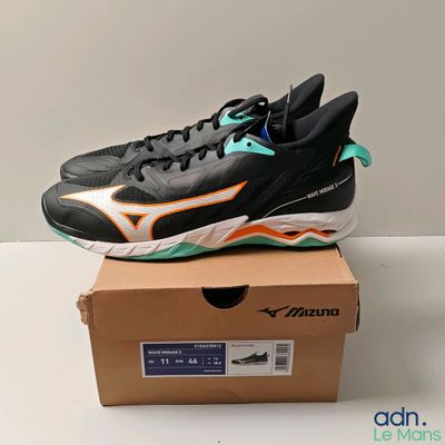 gros plan sur une paire de chaussures posée sur une boîte