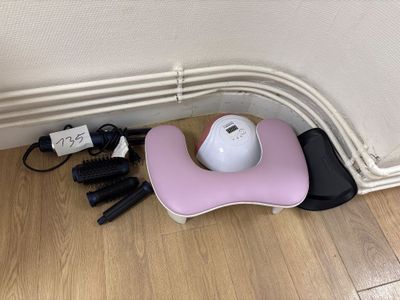 a hair dryer sitting on the floor next to a hair dryer