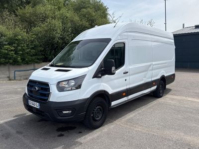 la camionnette blanche est garée sur un parking avec des arbres en arrière-plan