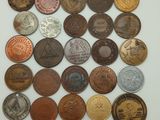 de nombreux types de pièces sur la table