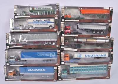 tout un tas de petits camions jouets empilés les uns sur les autres