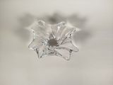 un gros plan d'une fleur en verre posée sur une table