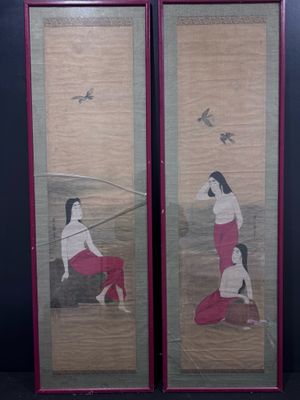 paire de peintures asiatiques représentant des femmes assises sur la plage, avec des oiseaux dans le ciel