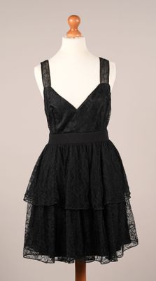 une robe noire sur un pied de mannequin
