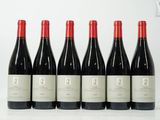 six bouteilles de vin rouge alignées