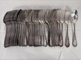 plusieurs fourchettes et cuillères disposées sur une table