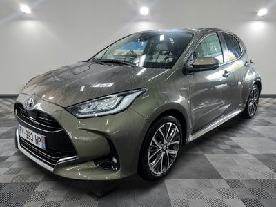 une Toyota Yaris grise garée sur un sol à damier