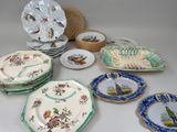 plusieurs assiettes et bols posés sur une table