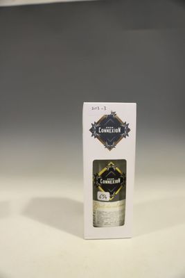 une boîte blanche posée sur une table, à côté d'une bouteille d'alcool