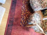 vue en plan d'un salon avec des fauteuils et un tapis