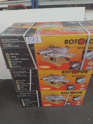 un grand nombre de boîtes empilées les unes sur les autres