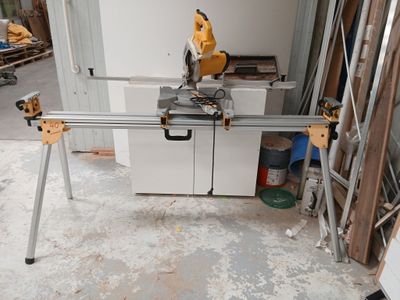 une machine qui coupe une pièce de bois dans un garage