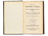 un livre ouvert, dont le titre est visible, posé sur une surface blanche