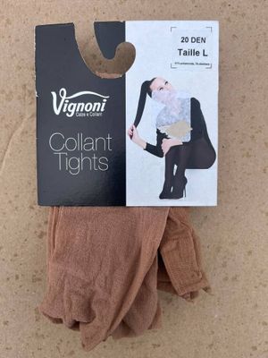 collants moulants pour femmes, avec une boîte posée sur une table