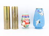 trois vases placés l'un à côté de l'autre sur une table
