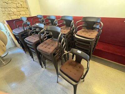 des rangées de chaises dans une pièce où se trouvent un canapé rouge et un mur rouge