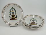 trois assiettes ornées de motifs, posées sur une surface blanche