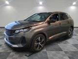 la voiture grise est garée sur le sol à carreaux d'une pièce