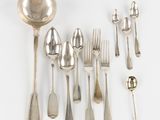 beaucoup de cuillères et de fourchettes en argent sur la table