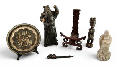 un ensemble de figurines asiatiques exposées sur un support blanc