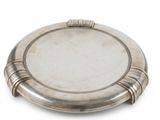 un plateau d'argent antique sur un support sur fond blanc