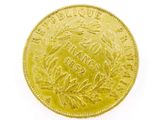 gros plan d'une pièce d'or sur fond blanc