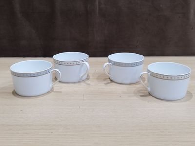 trois tasses à café blanches posées sur une table en bois