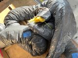 un sac de provisions posé sur une boîte en carton