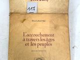 un vieux livre posé sur une table à côté d'une table blanche