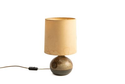 une lampe posée sur une table à côté d'une lampe