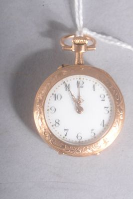 une montre de poche en or, avec un cadran blanc, suspendue à une cordelette