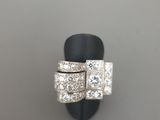 un gros plan d'une bague sertie de deux diamants