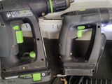 deux outils électriques qui se trouvent dans une boîte