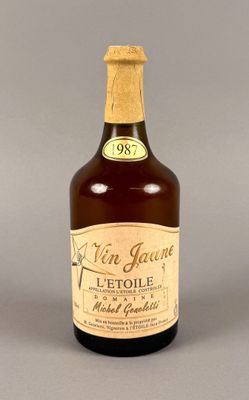une vieille bouteille de vin posée sur une table