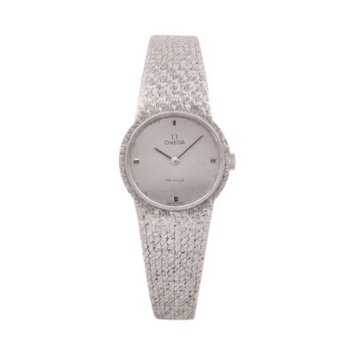 un gros plan d'une montre sur un fond blanc avec un fond blanc