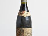 une bouteille de vin posée sur une table